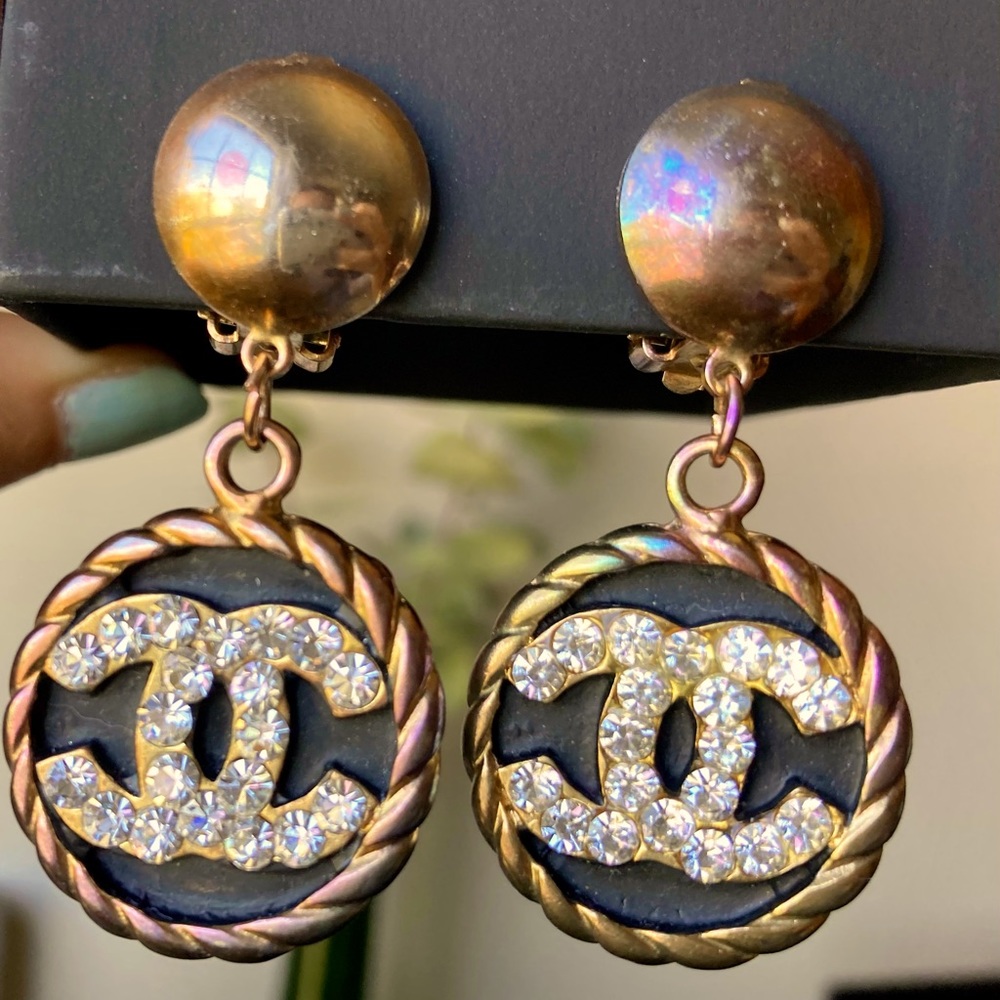 Chanel earrings clip on